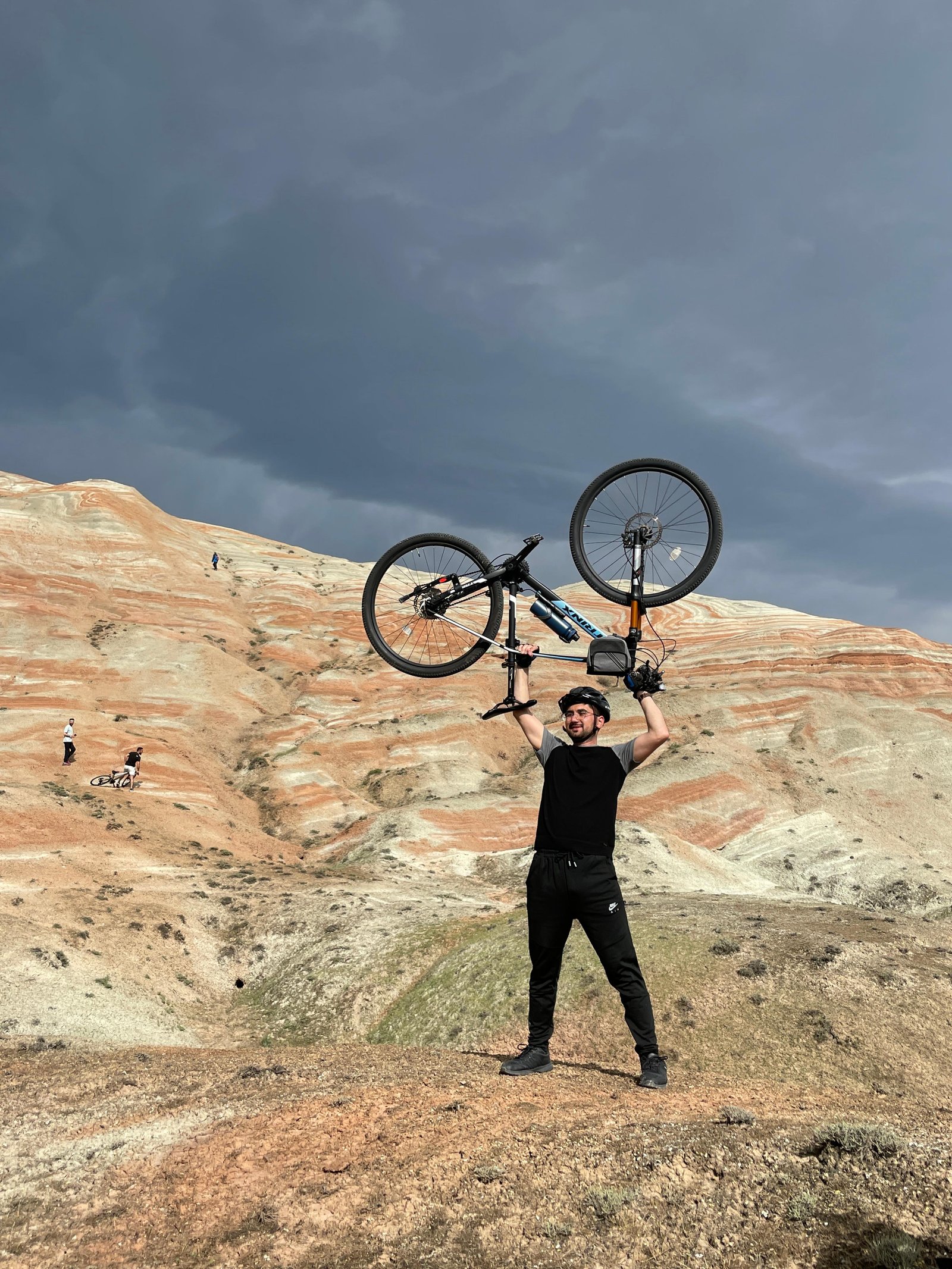 Velosipedini qaldıran sevincli tur iştirakçısı